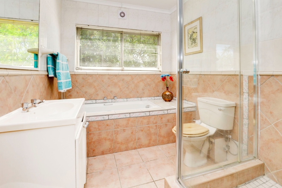 5 Bedroom Property for Sale in Loevenstein Western Cape